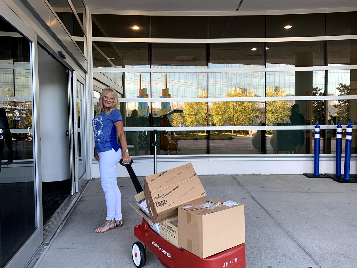 spcnews's tweet photo. Yesterday, #SPCHealth donated 25,720 gloves, 260 protective gowns, 10 pairs of goggles, 120 N95 masks, 150 level 3 masks, 400 surgical caps, and 3 tubs of disinfectant wipes to area hospitals! #SPCollege also loaned 11 ventilators to help in the fight against #COVID19. #SPCCares https://t.co/lybtFaUyyO