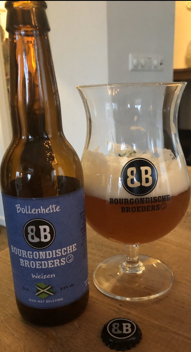 BourgondischeB1's tweet photo. Vandaag afgevuld en vanaf morgen leverbaar. De #Bollenhette, een Weizen met - zoals van de Broeders mag worden verwacht - net dat beetje extra. Het wordt zomers dit weekend, dus stek de BBQ an en pak een Bollenhette bi-j de kladden. Laten we vooral blijven genieten. https://t.co/ZJ2NTtj6vl