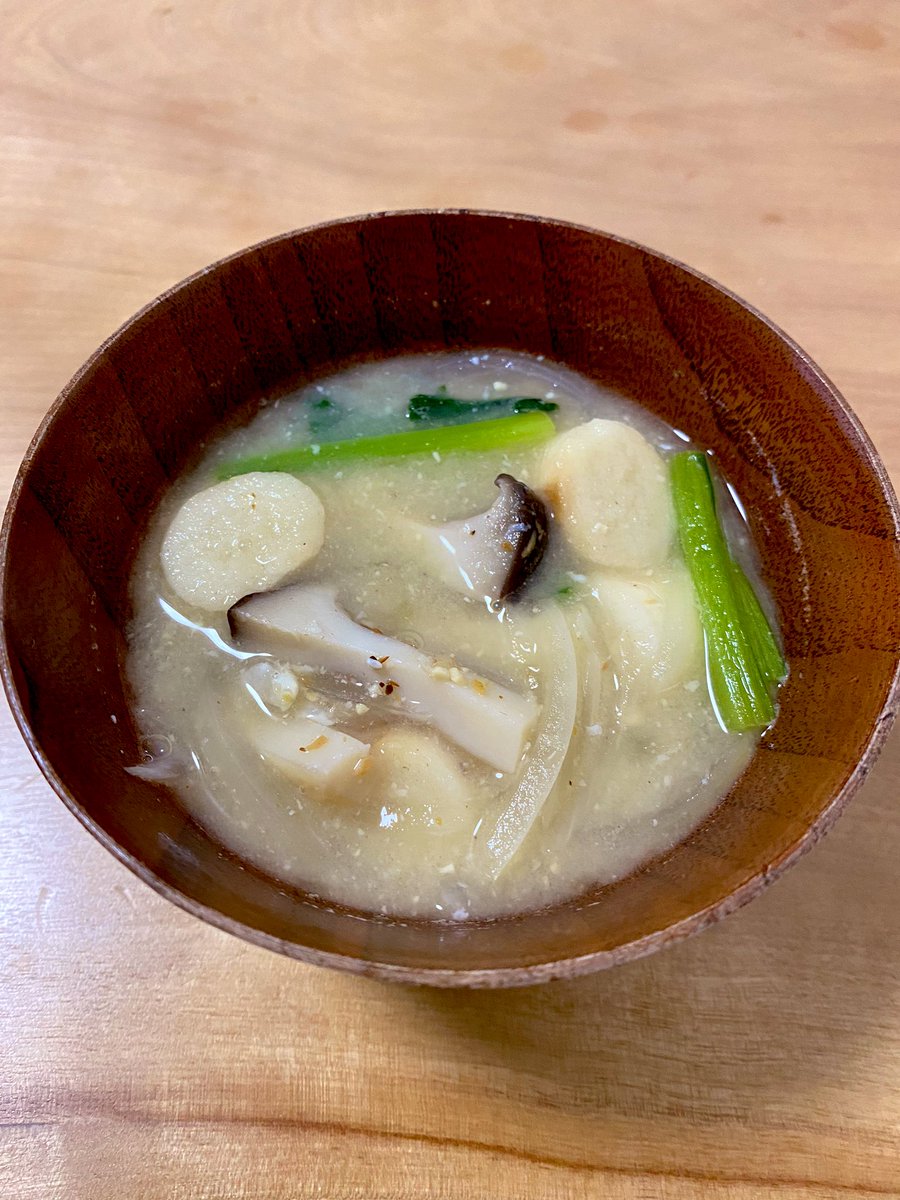 べら 玉ねぎ 小松菜 エリンギ お麩 フンドーキン 味噌汁 今日の味噌汁