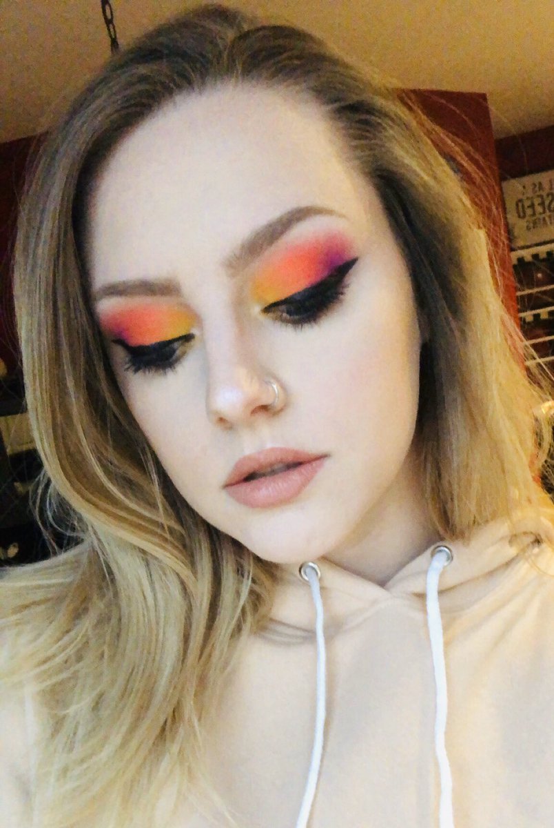 saraahhtonin's tweet photo. I’ve had a lot of fun with new eye looks during this quarantine, but the new Jaclyn Hill palette is INSANE 🤩🌄 #MorphexJaclynHill #sunseteye @Jaclynhill @MorpheBrushes https://t.co/L1pfKCWjj4