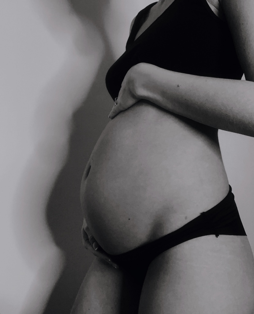 LeanneLil's tweet photo. DIY maternity photos – black &amp; white edition https://t.co/zUYEujRsvk https://t.co/sJopCIcbpx