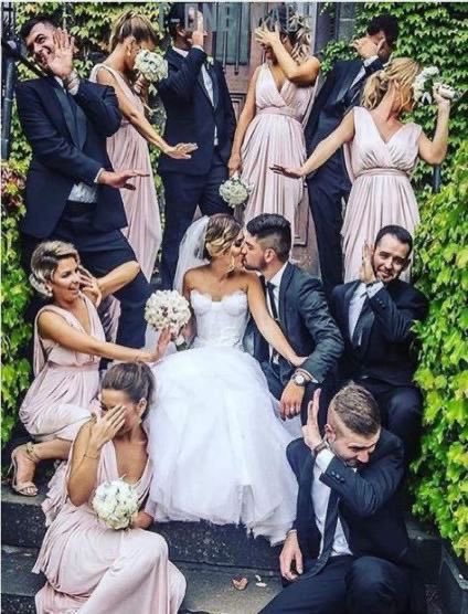 13. Pictures with the whole bridal train ?