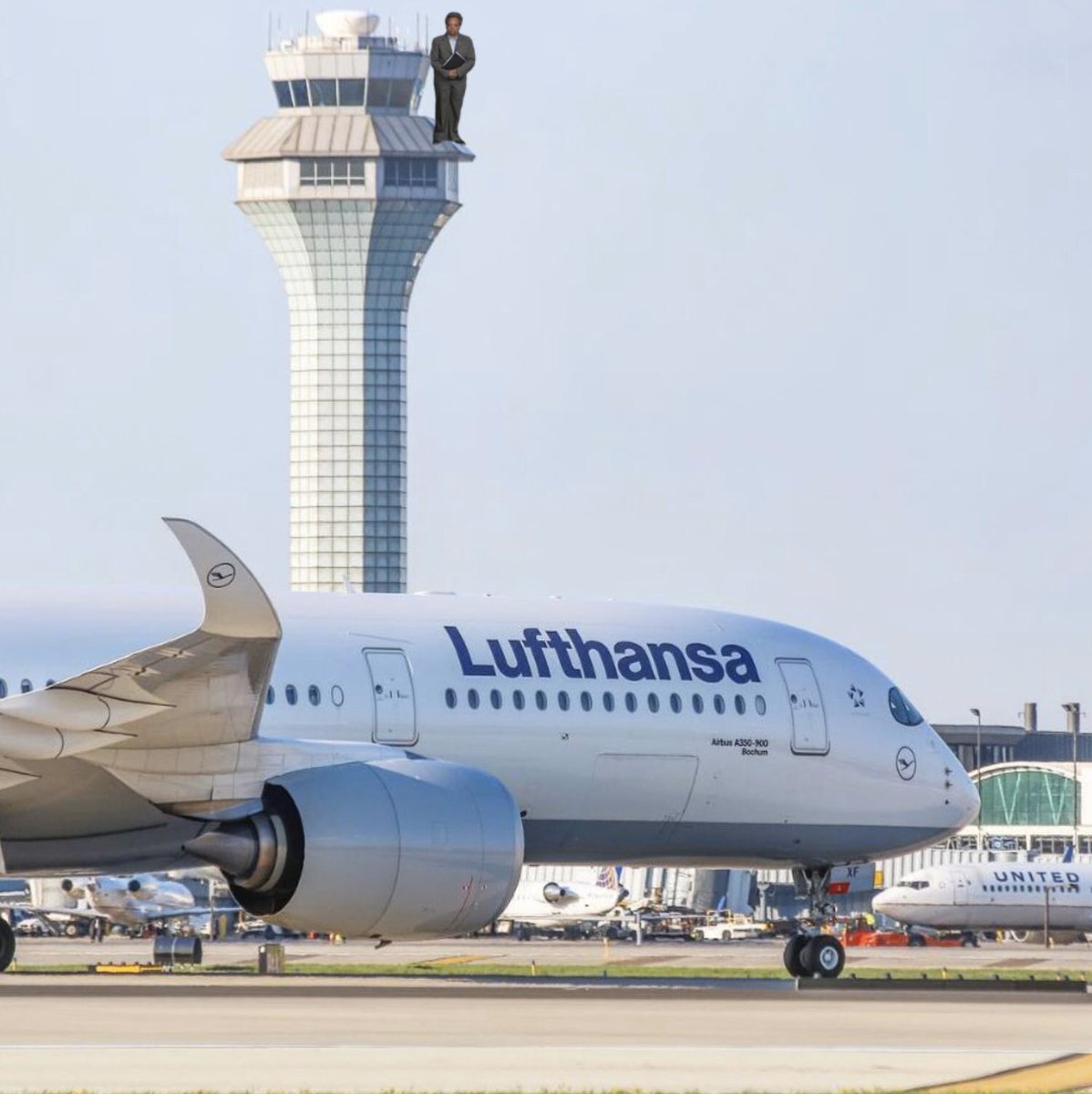 Friends, her day at O’Hare seems to be coming to an end . Thanks for the visit  @chicagosmayor . Remember her message  #Chicago   #StayHomeSaveLives  #FlattenTheCurve  #WeveGotThis (: IG / chexp77w )