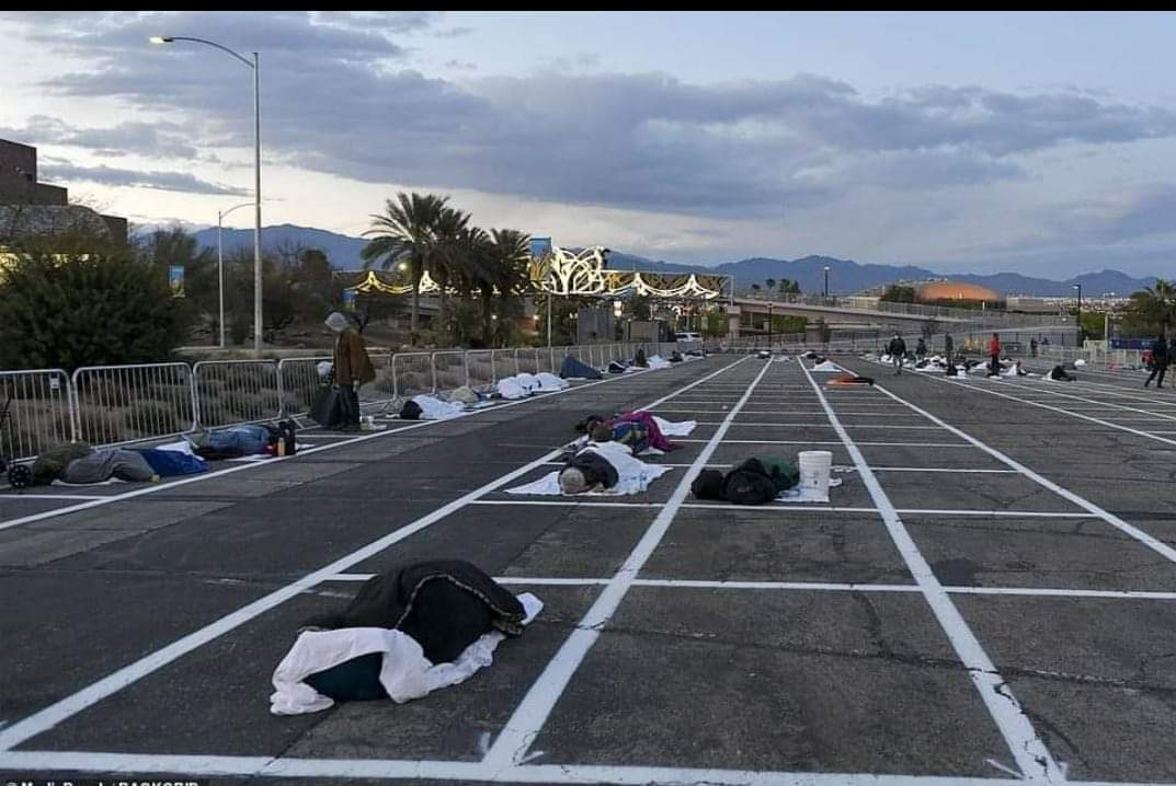 yavuzozen2's tweet photo. 2 trilyon dolar virüse bütçe ayırıp, halkını paraya boğan Amerika
Evsizlere uyumaları için sosyal mesafe kutuları çizdi.
"Türkiye'de şu manzarayı görebilirmisiniz"?
#DevletimiSeviyorum
#DevletiminYanındayım https://t.co/td2mexdM0l
