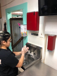 COSAGOV's tweet photo. As part of #WorkSafeSA, @2m_smokehouse employees change gloves & wash hands every 30 minutes + after handling cash. Surfaces are also sanitized every 30 minutes & all curbside orders are taken passenger side. Take a pic of how you’re working safe, tag @COSAGOV & use #WorkSafeSA https://t.co/NX3ytcMjw1