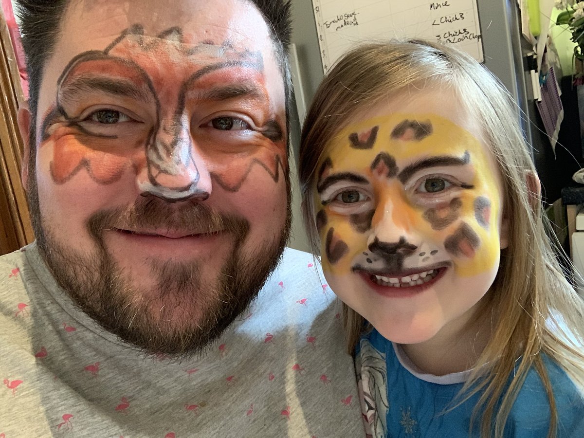 Sparklingclaire's tweet photo. @ygsantcurig1 Dad yn troi heddiw tra roedd mam mewn cyfarfod Zoom gyda chydweithwyr @WNOtweet @gazdmorris #leopard #facepainting #operafamily #teulucurig https://t.co/vRz0m5rhIe
