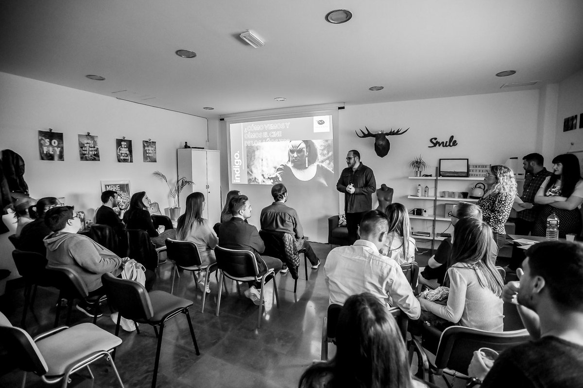 IndigoCreativo's tweet photo. Durante el @mafmalaga de este año celebramos en nuestro estudio la Charla "¿Cómo vemos y oímos el cine de los 70?", en la que recorrimos los hitos y referentes visuales y sonoros de esta etapa cinematográfica. 🎥🍿
Muchísimas gracias a todxs.
¡El año que viene más! ✨ https://t.co/8Ag9GXRoJN