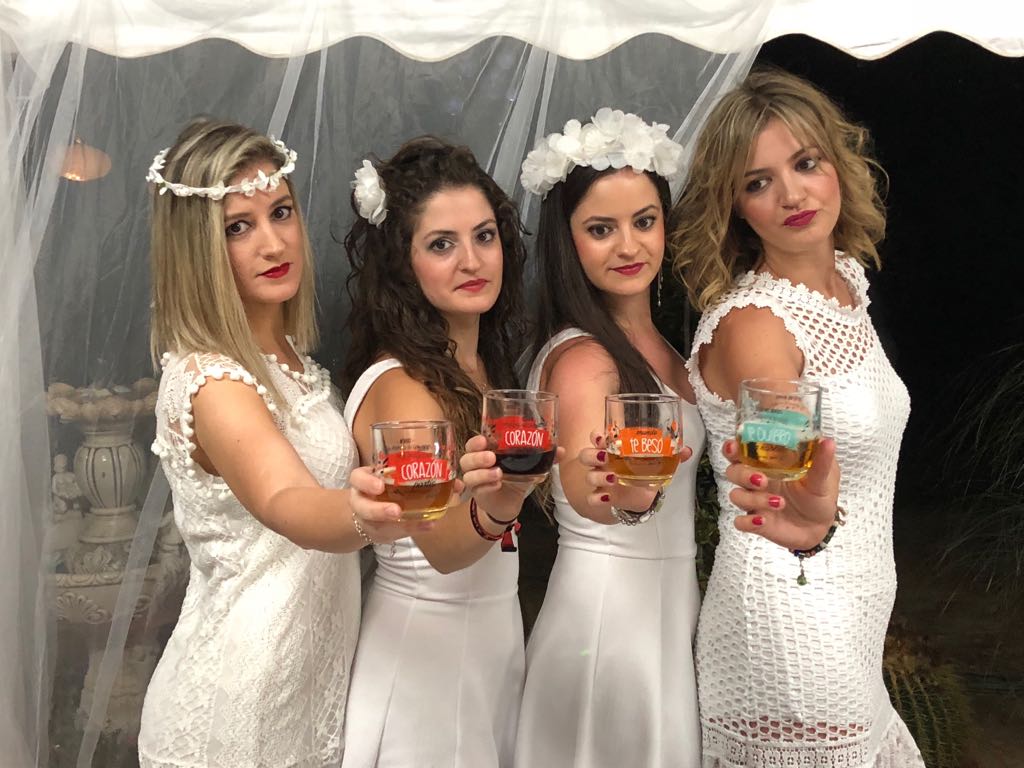 Lydia3Lam's tweet photo. @AlejandroSanz Cuatro hermanas que siempre te sonríen 😊 y celebran con tus 🥃🥃🥃🥃 https://t.co/I3dfFjhUe4