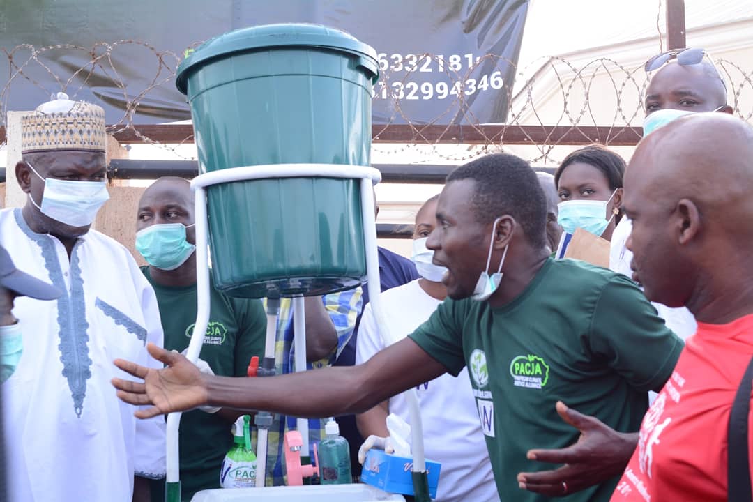 CSDevNet1_Steve's tweet photo. Hand washing could be the deadly punch u need to give #COVID19 &amp; free the world.
Please, #WashYourHands 
Let's partner &amp; do more.
@PACJA1 @CSDevNet1 @WAInitiatives @APOSTLESULEMAN @renoomokri @dino_melaye @FanwoKings @kogireports @kogipheoc @NCDCgov @Ogala14 @WHO @TonyElumeluFDN https://t.co/xBEQ6p1h1n