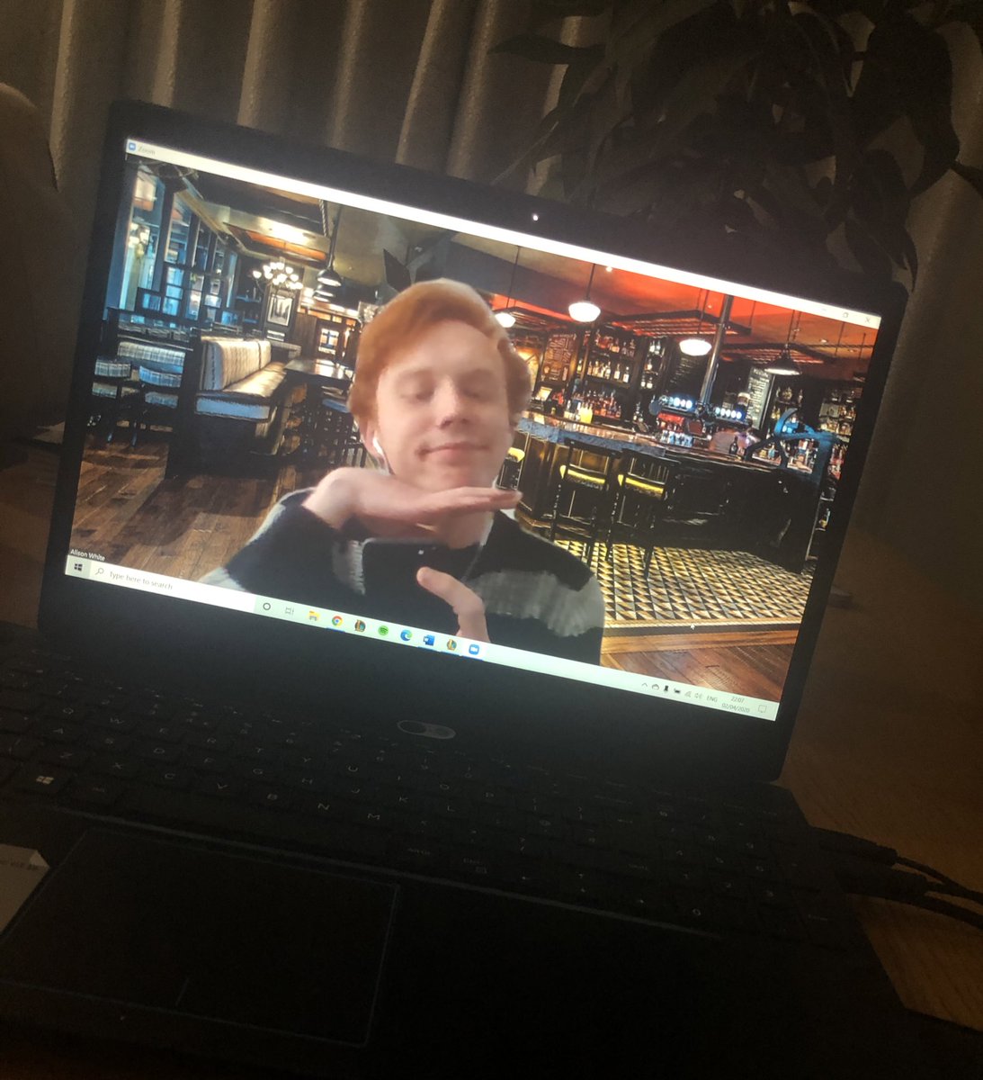 SamCarterLoL's tweet image. My mums got her first work meeting on zoom online tomoz so thought I’d automatically set the background as a pub