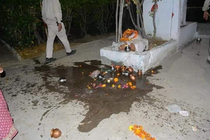 Anoop9406's tweet photo. रीवा में लॉकडाउन के दौरान अधीक्षक आबिद ख़ान जी ने बेहद ही अमानवीय तरीक़े से अधेड़ पुजारी के साथ बलप्रयोग करते हुए बर्बरता की।वे जूते पहनकर ऊपर चढ़े एवं पूजन सामग्री भी फेंक दी।यह निर्दयता है,आस्था और अवस्था दोनों पर हमला है.ध्यान दें,सस्पेंड करें@chouhanShivraj @PMOIndia @DGP_MP https://t.co/m3ybeCE3Vr
