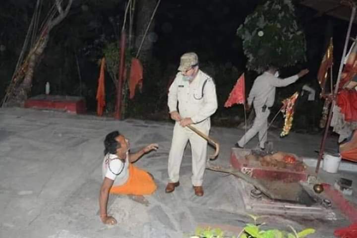 Anoop9406's tweet photo. रीवा में लॉकडाउन के दौरान अधीक्षक आबिद ख़ान जी ने बेहद ही अमानवीय तरीक़े से अधेड़ पुजारी के साथ बलप्रयोग करते हुए बर्बरता की।वे जूते पहनकर ऊपर चढ़े एवं पूजन सामग्री भी फेंक दी।यह निर्दयता है,आस्था और अवस्था दोनों पर हमला है.ध्यान दें,सस्पेंड करें@chouhanShivraj @PMOIndia @DGP_MP https://t.co/m3ybeCE3Vr