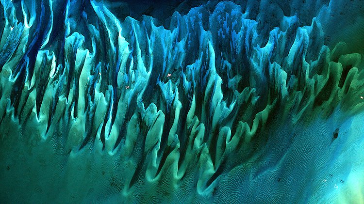 Tides and ocean currents in the Bahamas sculpted the sand and seaweed beds into the multicolored, fluted patterns seen in this  @USGS/ @NASA_Landsat image from 2001. https://go.nasa.gov/2UXZOUA 