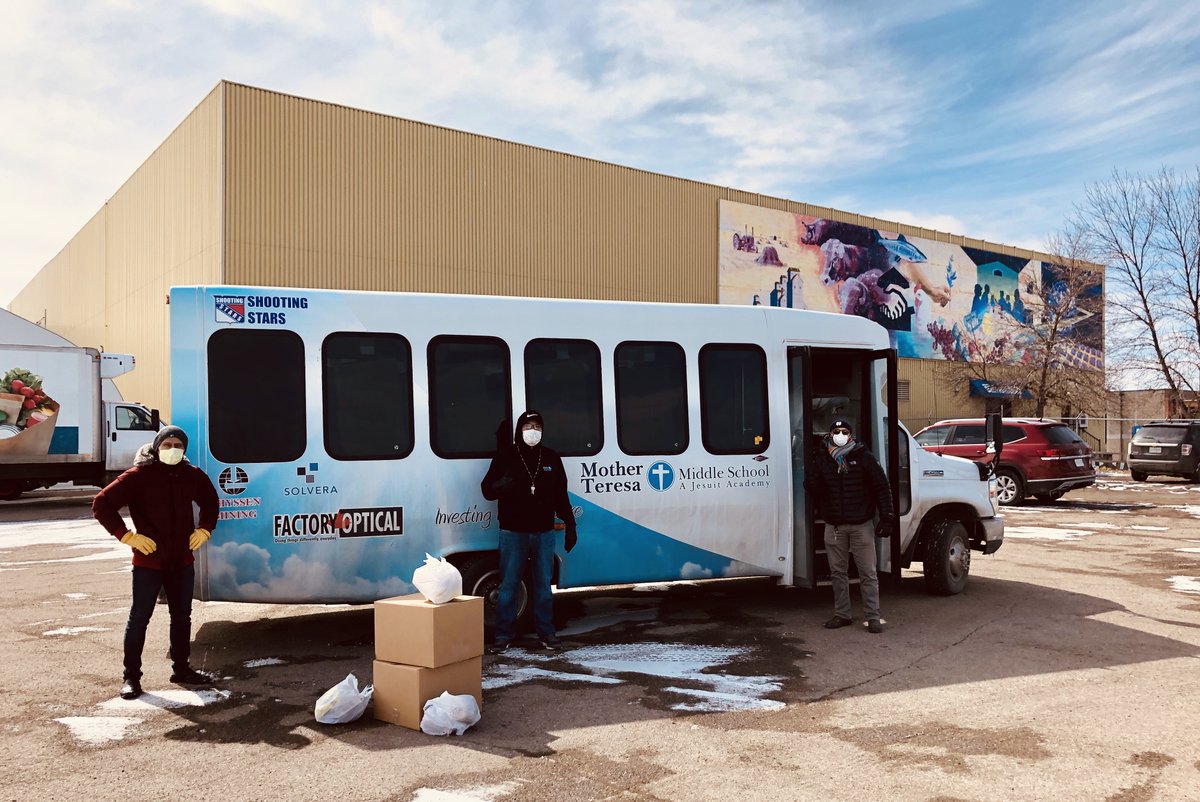 MTMSRegina's tweet photo. With the closing of schools due to COVID-19, MTMS is grateful to its community &amp; the @ReginaFoodBank to be able to continue providing support to our students &amp; their families during this difficult time. Staff were busy this week with non-contact delivery of 172 food hampers! https://t.co/qoD9jnbm7v