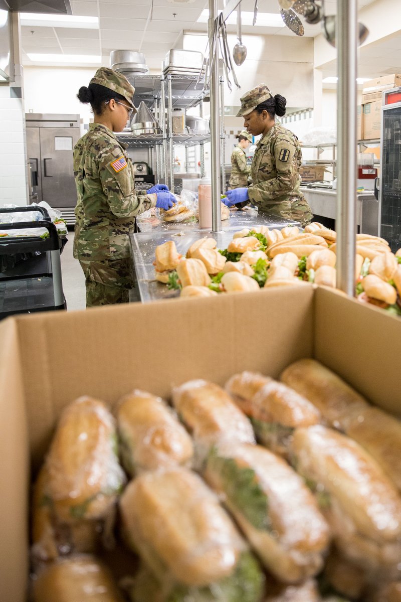 RINationalGuard's tweet photo. Rhode Island National Guard food service specialists assigned to #JointTaskForceGuardian prepare meals for RING guardsmen supporting RI's #COVID19NationalGuard response.

@USNationalGuard https://t.co/mfBlJU5AOL
