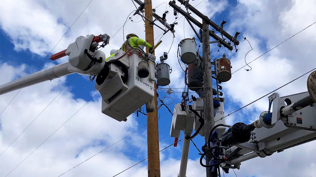 Our Linemen and field workers are with you following guidelines. We maintain 6️⃣ feet of space and ask you to keep that distance, too. Thanks for staying safe as we keep power reliable during this time. bit.ly/3dPgeHp
#PoweringOn | #COVID19