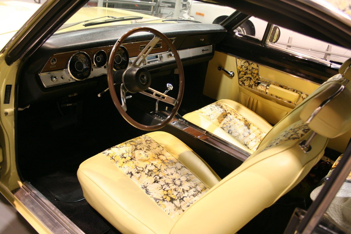 AACA_Museum's tweet photo. 1960's Chrysler learned more women were buying cars so they wanted to appeal to the female buyers. Chrysler partnered with a company that designed shower curtains/table cloths to make a vinyl that would not discolor or fade in the sun. They called it a Mod Top" The Car You Wear " https://t.co/TDdx6dBX52
