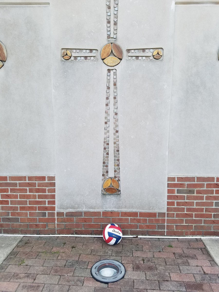 taylorvball's tweet photo. Time to play...Where's The Taylor Volleyball?? I think you need to click on the pic to see the entire image. (level of difficulty, 3) https://t.co/7FUE6d8wV8
