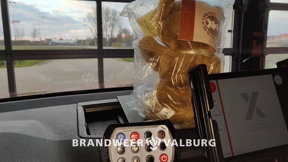 Ook brandweer Valburg doet mee met de berenjacht..