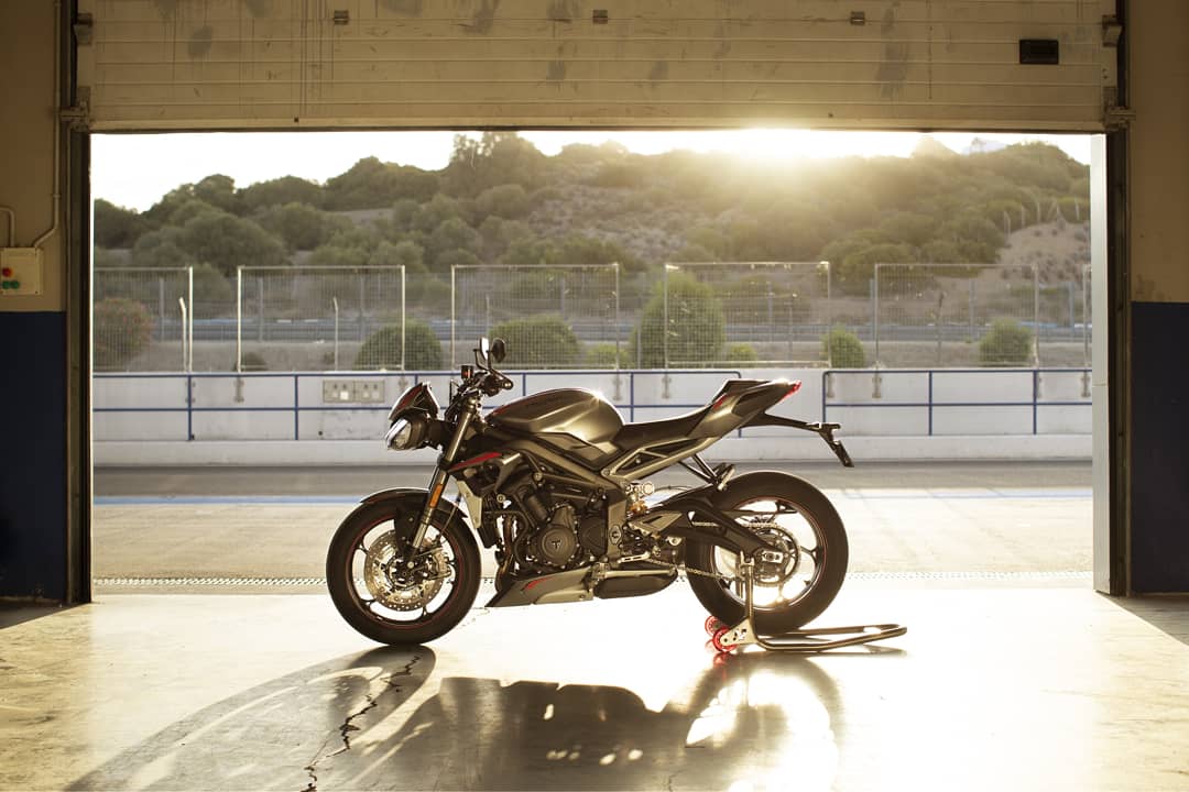 Patrickenruedas's tweet photo. Hermosa y dinámica la #triumph #streettriplers hoy platicamos de ella en #deceroa100 #patrickenruedas https://t.co/opOQJfwOI0