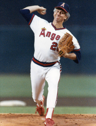 Happy Birthday to Hall of Famer Don Sutton!  

Throw down an athlete that played while gray! 