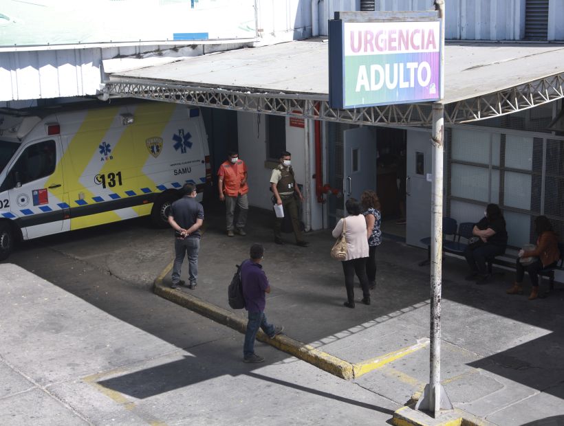 RodrigoOgalde's tweet photo. AHORA en San Antonio: Suspenden todas las visitas al hospital Claudio Vicuña y harán examen para detectar covid-19 a los funcionarios de Urgencia, Samu y Medicina. Ya hay cinco trabajadores contagiados https://t.co/GEWdaHoTax