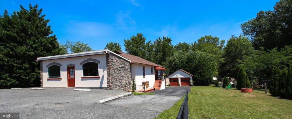 LusbyThe's tweet photo. FOR SALE 
903 Long Bar Harbor Rd, Abingdon, MD 21009

Incredible opportunity to own this 0.56 acre B1 zoned property for your Retail or Office based business.

#baltimorerealestate #baltimorerealtor #mdrealtor #mdrealestate #commercialrealestate https://t.co/isZP9TfnpB