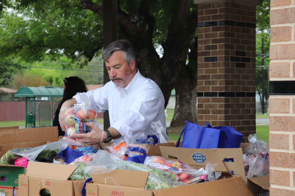 tcujewel's tweet photo. Not a lot feels normal these days. But taking pics of @briantwoods1? Completely normal. Nice to have that back for a couple hours. 😂 https://t.co/sZx1CKSAU4