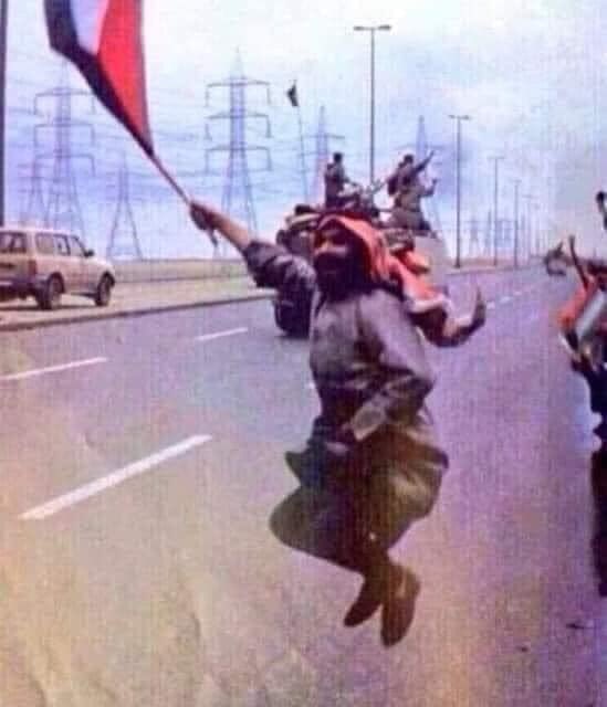 Heba0Soliman's tweet photo. الكويته لحظه دخول #الجيش_المصري للكويت ايام حرب الخليج #فكرهم #الكويت #الكويت_كورونا #حياة_الفهد #الكويتيين يحموكم في كنكه https://t.co/bvPei0wRdY