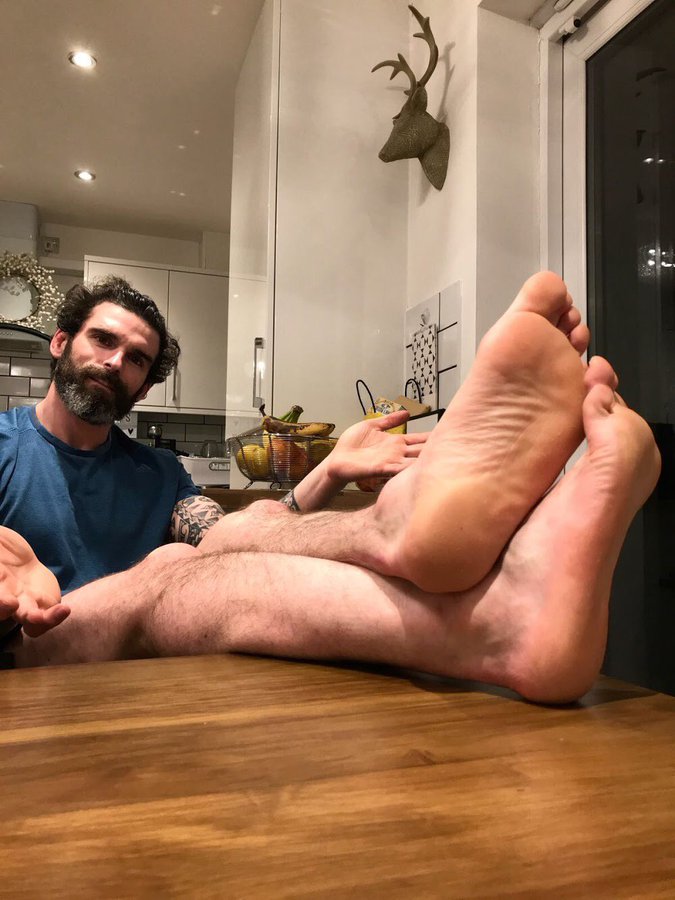bigselfeets's tweet photo. Yeah, big feet indeed.
#stuartreardon #hugefeet #feets #feet #soles #malemodelfeet #feetfetishnation #footsfetish #rugby #tattoos #tattooedguy #inkedmen #bigfeet #pies #piesmasculinos #piesdescalzos #feetlovers #alphamaster #soles #feetsoles #toes #lickmyfeet #malefeet #feetlove https://t.co/kRTmnsxjYi