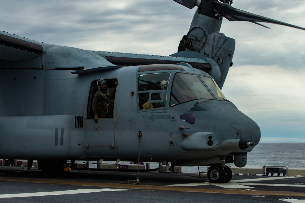 USPACOM's tweet photo. U.S. @PacificMarines with Marine Medium Tiltrotor Squadron #VMM265, @31stMEU and the crew of @USPacificFleet conduct air defense exercises while operating in the Philippine Sea. #ForgedByTheSea #Training #SemperFi #FlyMarines #FreeandOpenIndoPacific. https://t.co/U7zWK6B5I1