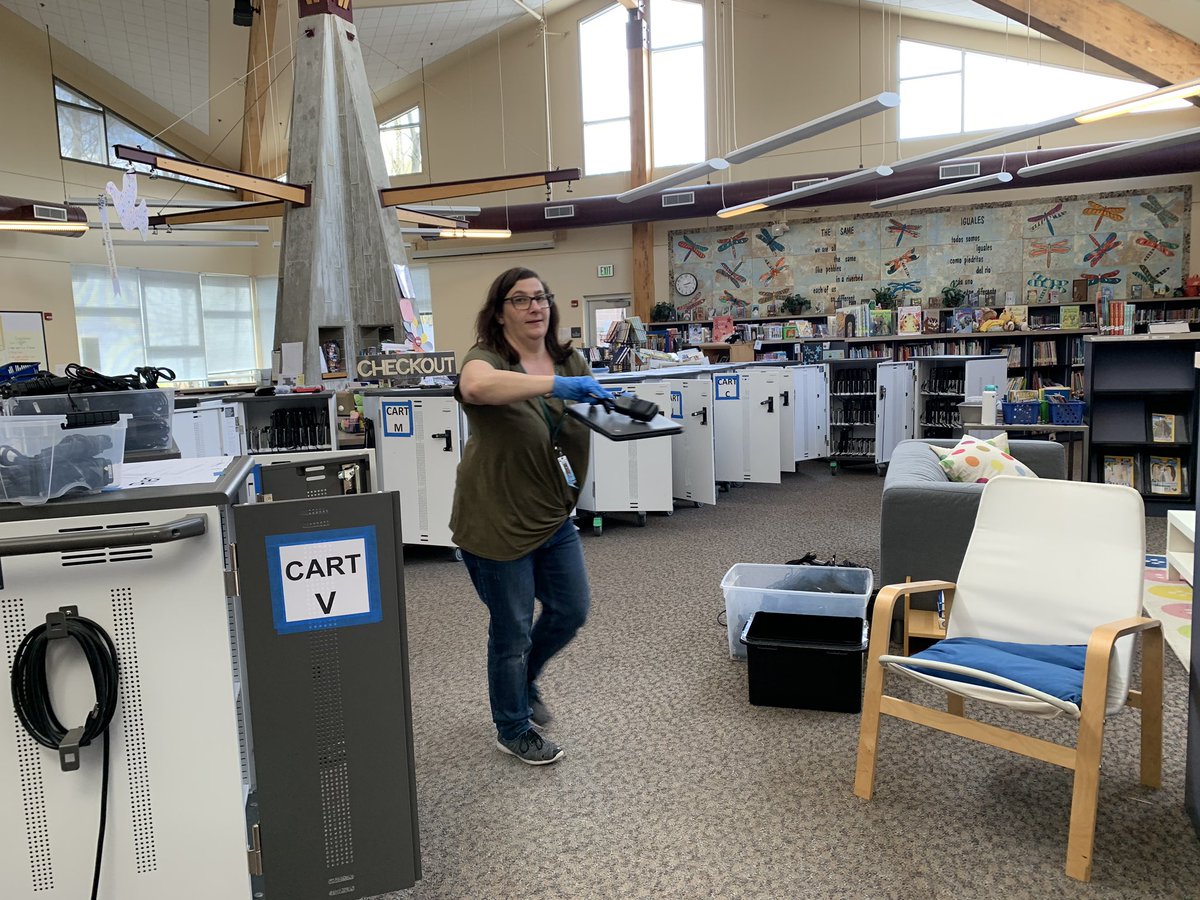 BoonesFerry's tweet photo. It was so amazing to see families today at chrome book pick up. We miss you all so much!  #proud2bBFPS https://t.co/xdEgW7x893
