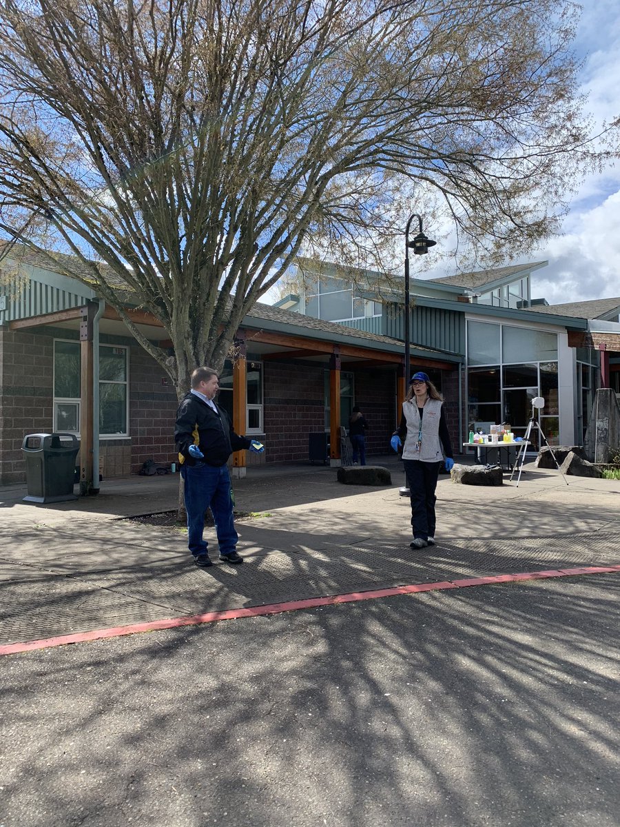 BoonesFerry's tweet photo. It was so amazing to see families today at chrome book pick up. We miss you all so much!  #proud2bBFPS https://t.co/xdEgW7x893