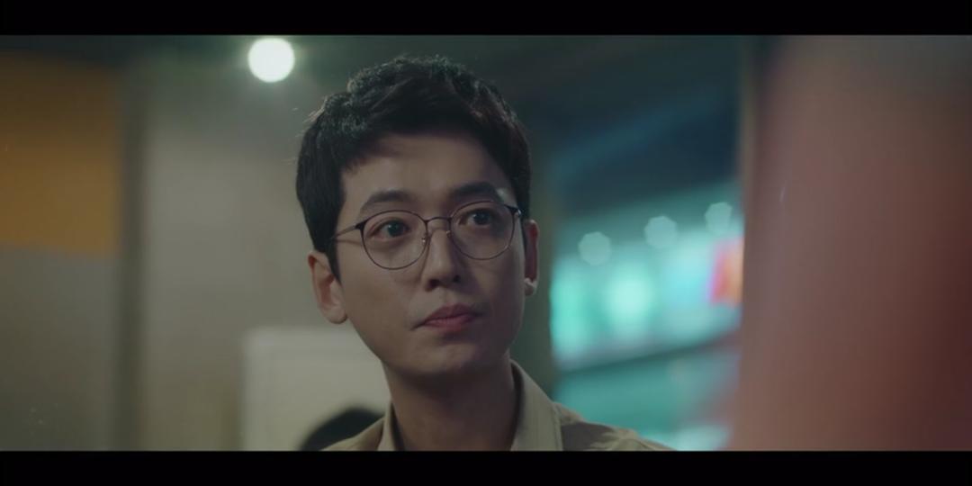 i wont fall for  #JungKyungHo chemi between actresses coz JunWan looks whipped in love looking at SongHwa in the preview. Everything seemed rushed w Iksun, & given she's his friend's sister he'll think things through b4 dating her. & JunWan is not an ass #HospitalPlaylist