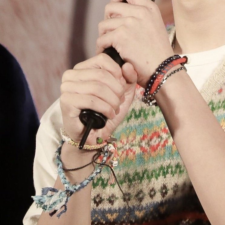 samlele5's tweet photo. Tiny tiny Chenle hands; a thread (◍•ᴗ•◍)✧*。 https://t.co/cPNStFV27y