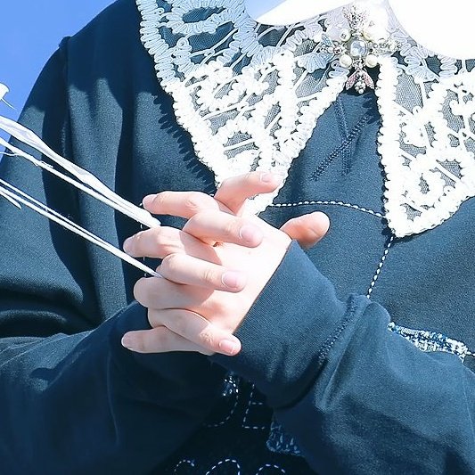 samlele5's tweet photo. Tiny tiny Chenle hands; a thread (◍•ᴗ•◍)✧*。 https://t.co/cPNStFV27y
