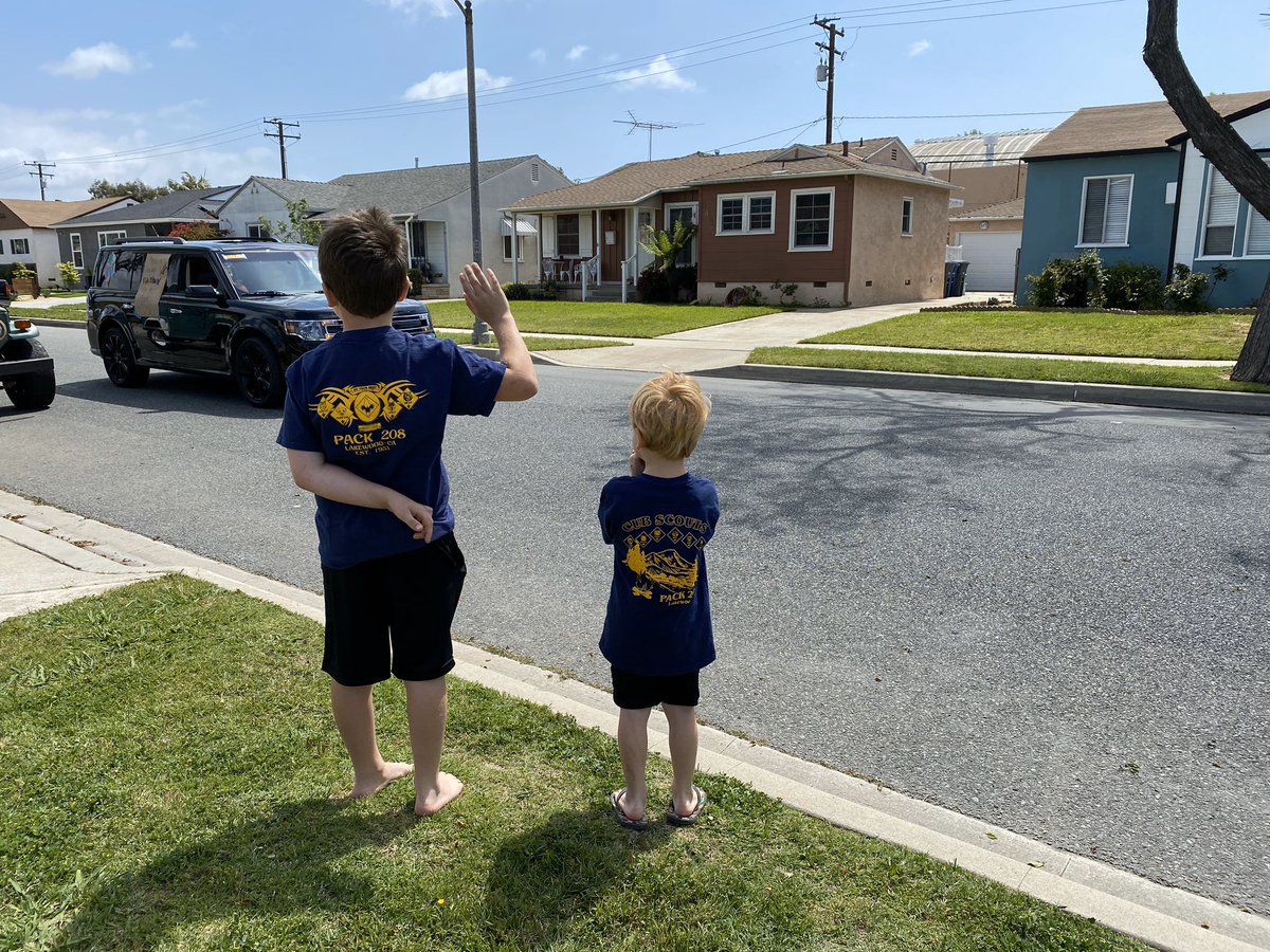 ASRayburn's tweet photo. Success! β₯οΈ is full after seeing (from a socially safe distance) our Riley family! Missing them! #proudtobeLBUSD #RileyRoadrunners #RayburnReaders https://t.co/RMbXvf37yK