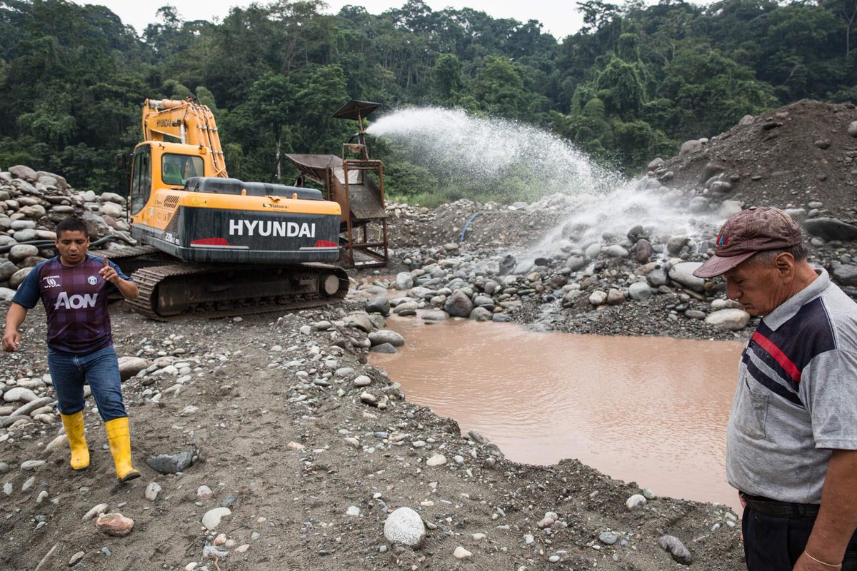 AFrontlines's tweet image. It&apos;s been reported in Ecuador that extractive industries are taking advantage of the #Coronavirus pandemic and invading indigenous territories in the #Amazon to continue operations. This puts indigenous communities who are voluntarily self-isolating at high risk.