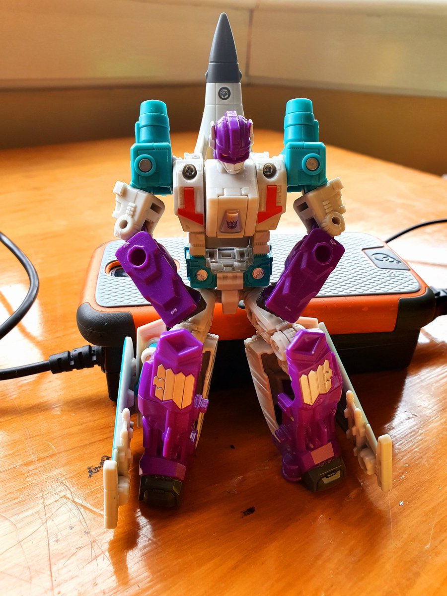 swarthy_swabs's tweet photo. Today's Desk Buddy. Dreadwind supported the war. At the time it seemed the right thing to do. However years later theres been no rebuilding; no end to death. Now he's just unsure of everything. #deskbots #dreadwind #transformers #decepticon https://t.co/QtPCF4dEUz