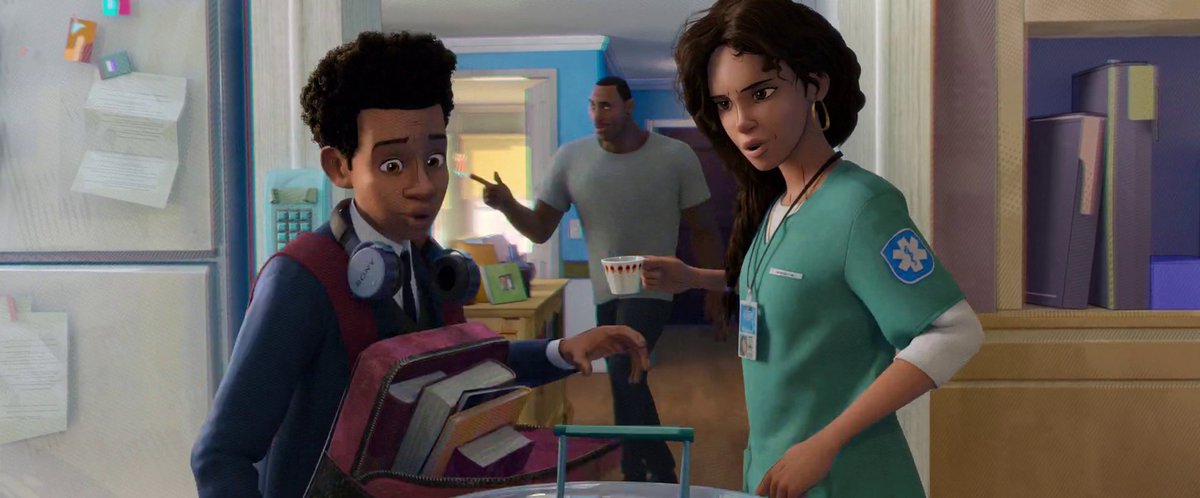 Miles es hijo de Jefferson (un policía afroamericano) y Rio (una enfermera puertorriqueña). Esa es una de las diferencias con Peter Parker que le dan mucho sabor al background de Miles: es afrolatino y tiene una relación cálida y sana con sus padres, que están vivos.