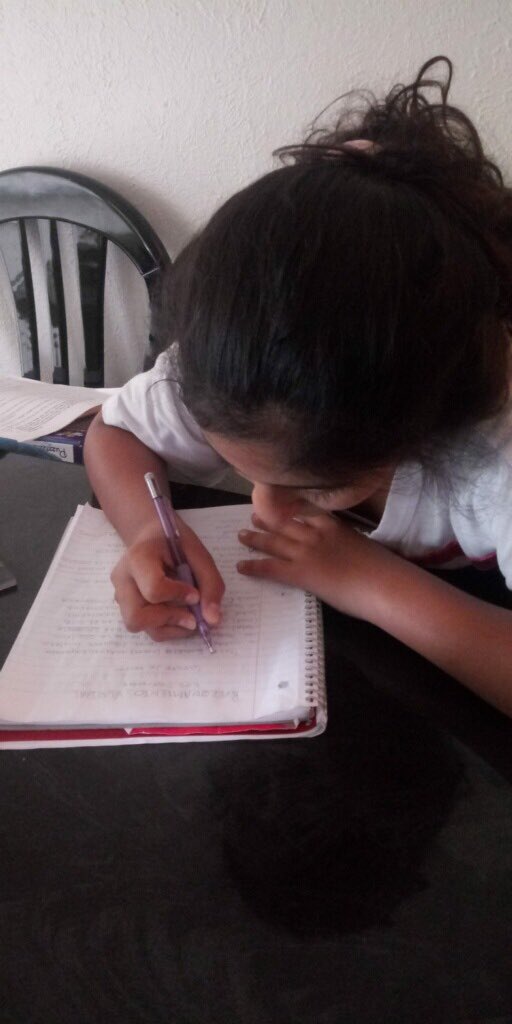srtaoliveras's tweet photo. Estudiante de 5to grado completando su tarea desde Texas. La distancia no es una barrera. 👏👏Fifth grader completing her assignment all the way from Texas. Distance is not a barrier. 👏👏👏@KeySchoolAPS @KeyPta #duallanguage #immersion https://t.co/ahy6qvQ8lI