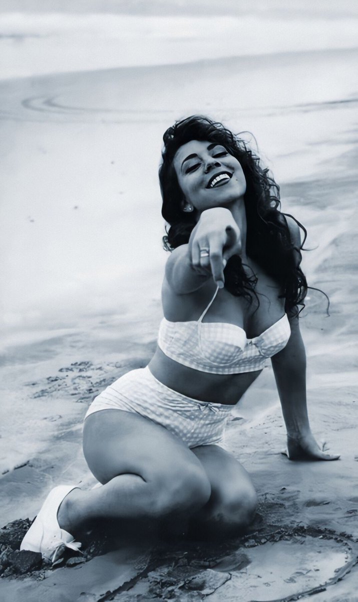 igivemyallll's tweet photo. mariah carey on the calendar of the year 1993. https://t.co/6obDxBZgUa