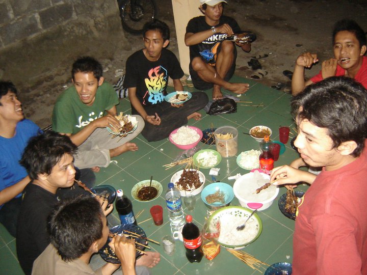 OfficialFKRY's tweet photo. atau sekedar kumpul dan makan makan https://t.co/Jp4ZdOBWiB