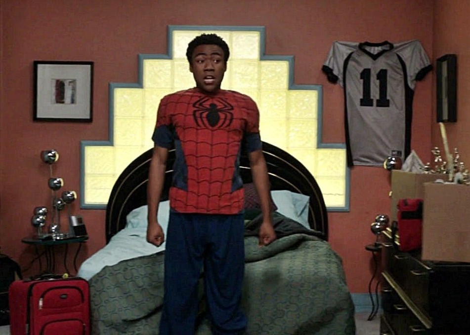 La imagen que en la TV es de la serie ‘Community’, en la que se muestra a Donald Glover vestido de Spider-Man. Esto resultó de inspiración para crear a Miles en los cómics. Además, Donald fue tío Aaron en ‘Homecoming’ y la voz de Miles en la serie animada Ultimate Spider-Man.