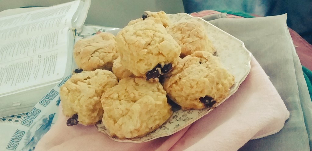keluburotu's tweet photo. So while we have the luxury of time and space might as well make use of it 😉 this morning got abit too extra so decided to try out grannies eng scones recipe and it turned out 👌. #lockdownsuva #homemadebaking👌 #raisinndoatscones https://t.co/L266dq6x6S