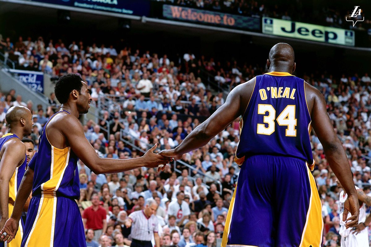 Lakers's tweet photo. Some photos of Kobe and Shaq for your timeline 🐍💪

#LakeShow | #TBT https://t.co/gJrUPD02o6