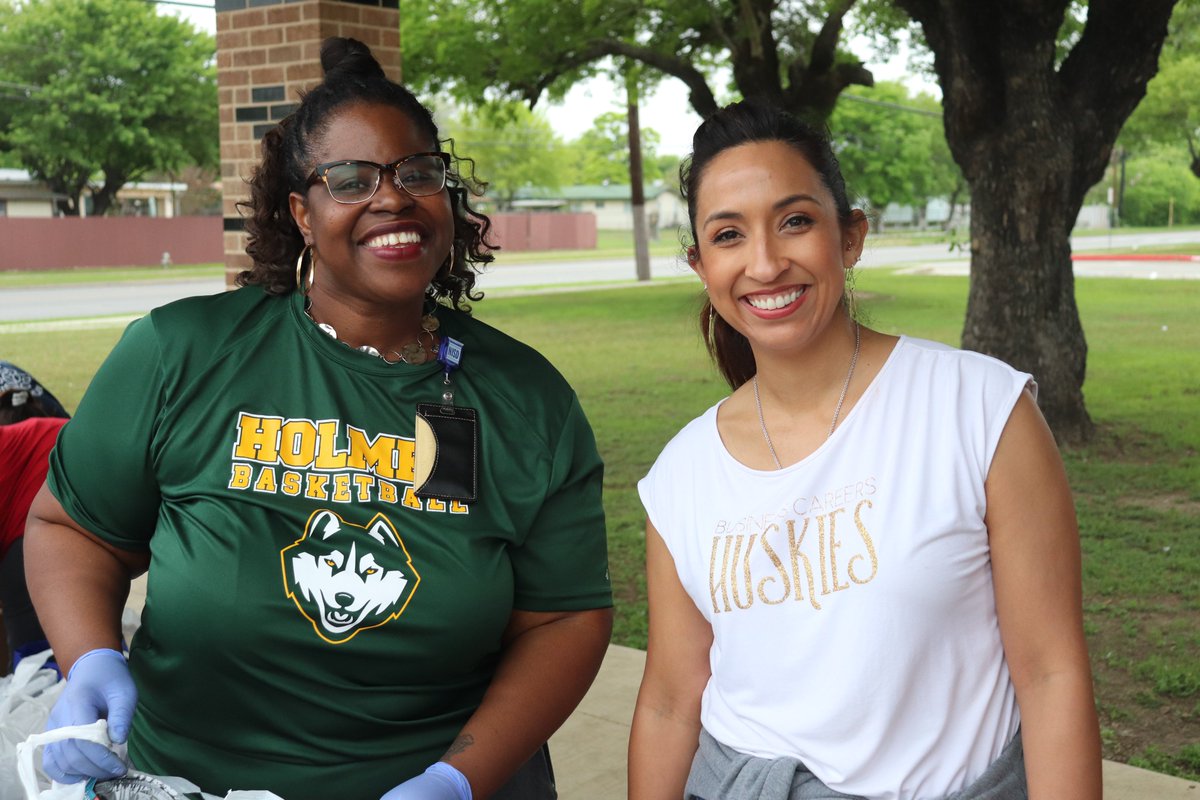 NISD's tweet photo. We are many schools but we are one Northside! Today campus leaders helped distribute food from @safoodbank at 4 middle schools. Also assisting were @NISDAquatics, @NISDCustodial, @nisdhr, @NISDLearningTre, Police, Textbook &amp; Warehouse staff. Pics- https://t.co/nTKBSPX3T9 https://t.co/CZDTAYPAkz