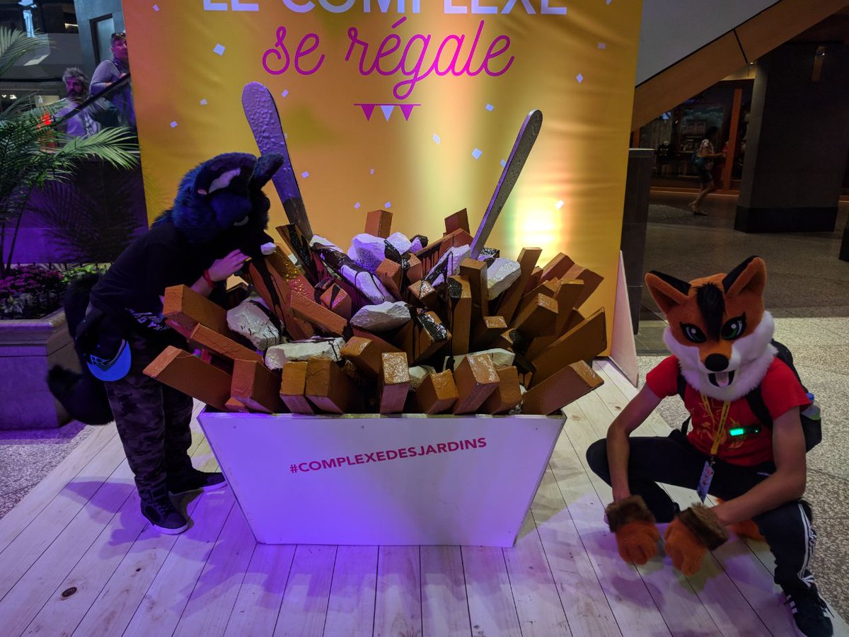 Ajax_F0X's tweet photo. Me and @KINGD420C found a giant poutine!
Who want some?

📸: Blucan https://t.co/awue3BWShX