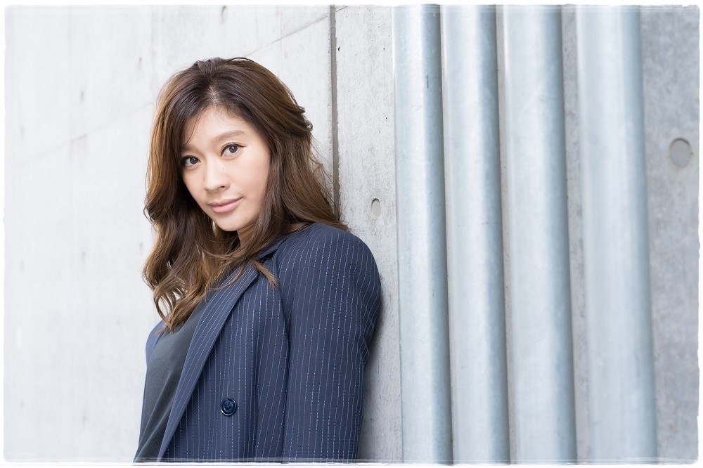 年齢を感じさせない 女優 篠原涼子の使っているかわいいコスメは 芸能コスメ 紹介サイト