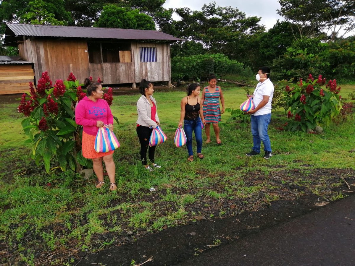 MiguelNawech's tweet photo. El señor teniente político bajo coordinación entregó kit alimenticios a las comunidades https://t.co/Bwsg2uQfDc